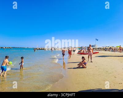 Cesenatico-Italien- 7. September 2025: Die Menschen entspannen im Sommer an der Strandküste. Konzept des Urlaubs am Meer. Hochwertige Fotos Stockfoto
