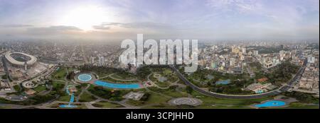 Luftaufnahme der Avenida Arequipa und Avenida 28 de Julio in Lima, Peru. 360 Ansicht Stockfoto