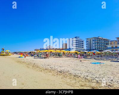 Cesenatico-Italien- 7. September 2025: Die Menschen entspannen im Sommer an der Strandküste. Konzept des Urlaubs am Meer. Hochwertige Fotos Stockfoto