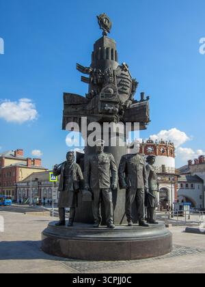 Moskau, Russland, 15. September 2025. Denkmal für Eisenbahnarbeiter während des Zweiten Weltkriegs am Three Stations Square. Spaziergang durch Moskau. Stockfoto