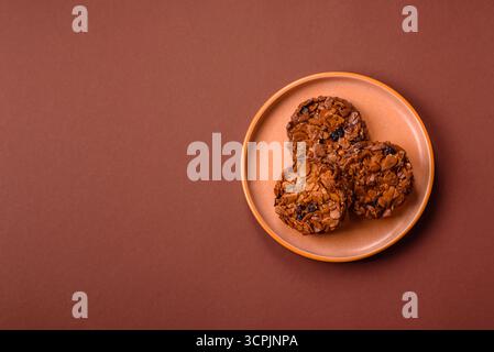 Schokoladen-Chip-Cookies mit karamelisierten Nüssen, ein gesunder süßer Snack. Nusskekse als kulinarische Kulisse für Ihr Design. Stockfoto