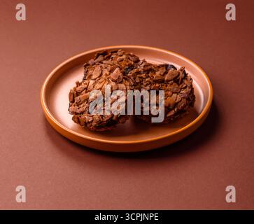 Schokoladen-Chip-Cookies mit karamelisierten Nüssen, ein gesunder süßer Snack. Nusskekse als kulinarische Kulisse für Ihr Design Stockfoto
