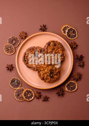 Schokoladen-Chip-Cookies mit karamelisierten Nüssen, ein gesunder süßer Snack. Nusskekse als kulinarische Kulisse für Ihr Design Stockfoto