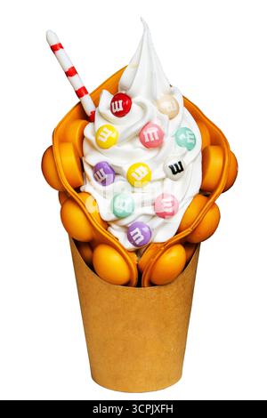 Waffeln mit verschiedenen Früchten und Schokolade in einem Pappbecher Stockfoto