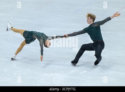 Oberstdorf, Deutschland. September 2025. Eiskunstlauf: Challenger Series - Nebelhorn Trophy, Letizia Roscher und Luis Schuster aus Deutschland während ihrer Freilauf in Paaren. Quelle: Peter Kneffel/dpa/Alamy Live News Stockfoto