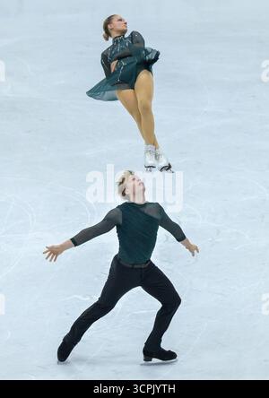 Oberstdorf, Deutschland. September 2025. Eiskunstlauf: Challenger Series - Nebelhorn Trophy, Letizia Roscher und Luis Schuster aus Deutschland während ihrer Freilauf in Paaren. Quelle: Peter Kneffel/dpa/Alamy Live News Stockfoto