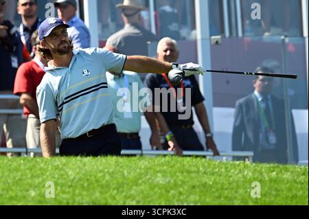 Farmingdale, USA. September 2025. Der Engländer Tommy Fleetwood vom Team Europe schlägt am ersten Wettkampftag des Ryder Cup 2025 auf dem Bethpage Black Course, Farmingdale, NY, ab, 26. September 2025. (Foto: Anthony Behar/SipaUSA) Credit: SIPA USA/Alamy Live News Stockfoto