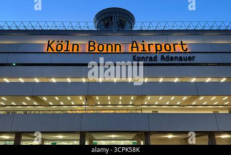 Der Flughafen Köln/Bonn Konrad Adenauer zählt zu den größten Verkehrsflughäfen Deutschlands und ist ein wichtiges Drehkreuz für Passagier- und Frachtverkehr im Rheinland. *** Köln/Bonn der Flughafen Konrad Adenauer ist einer der größten Verkehrsflughäfen Deutschlands und ein wichtiger Drehkreuz für den Personen- und Güterverkehr im Rheinland. Nordrhein-Westfalen Deutschland, Deutschland IMG 0442 Stockfoto