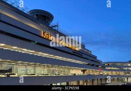 Der Flughafen Köln/Bonn Konrad Adenauer zählt zu den größten Verkehrsflughäfen Deutschlands und ist ein wichtiges Drehkreuz für Passagier- und Frachtverkehr im Rheinland. *** Köln/Bonn der Flughafen Konrad Adenauer ist einer der größten Verkehrsflughäfen Deutschlands und ein wichtiger Drehkreuz für den Personen- und Güterverkehr im Rheinland. Nordrhein-Westfalen Deutschland, Deutschland IMG 0439 Stockfoto