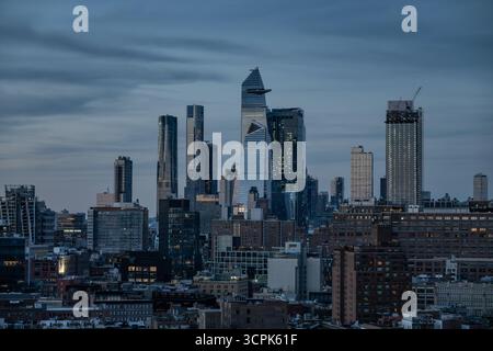 Blick auf die Skyline der Stadt, dominiert von hoch aufragenden Wolkenkratzern, die in einer Sinfonie aus Stahl und Glas durch den dunklen Himmel stechen, Hudson Yard, New York, U Stockfoto
