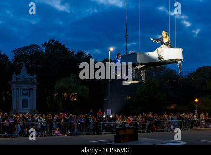 Bournemouth, Dorset, Großbritannien. September 2025. Tausende strömen nach Bournemouth, um das 15. Arts by the Sea Festival unter dem Motto „Wir sind hier, um Identität, Zugehörigkeit und Gemeinschaft zu feiern – eine unterhaltsame Zeit mit schrulligem Theater, Tanz und Musik, spektakulären Shows und inspirierenden Installationen für kostenlose Familienunterhaltung. Bourne to Love Performance von Cirque Bijou, ein Spektakel mit Schwerkraft, fröhlicher Feier, Musik, Zirkus und Tanz. Quelle: Carolyn Jenkins/Alamy Live News Stockfoto
