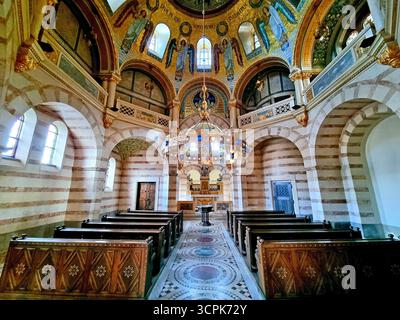 Inneres der Elisabeth-Kapelle mit goldenen Mosaiken im byzantinischen Stil in der Kirche St. Franziskus von Assisi. Wien, Österreich Stockfoto