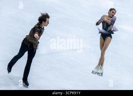 Oberstdorf, Deutschland. September 2025. Eiskunstlauf: Challenger Series - Nebelhorn Trophy, Gabriella Izzo und Luc Maierhofer aus Österreich während ihres Freilaufens in Paaren. Quelle: Peter Kneffel/dpa/Alamy Live News Stockfoto