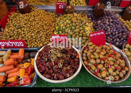 Jerusalem, Israel - 01. November 2019: Blick auf lebendige Oliven und eingelegtes Gemüse, das vor Farbe strotzt, auf dem Mahane Yehuda Markt, ein fest für die Sinne. Stockfoto