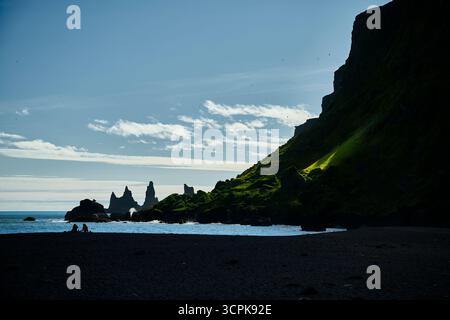 Leute am Black Sand Beach Stockfoto