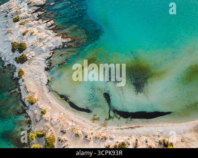 Atemberaubender Blick aus der Vogelperspektive auf Karidi Beach, Sithonia, Griechenland mit einzigartigen Meeresstrukturen und türkisfarbenem Wasser Stockfoto