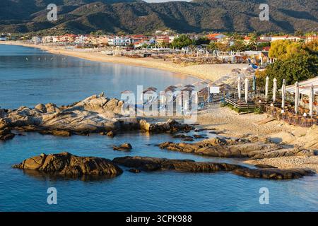 Wunderschöner Blick auf Sarti mit Sandstrand in sanftem Morgenlicht, Halbinsel Sithonia, Griechenland Stockfoto