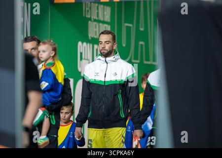 Sevilla, Spanien. September 2025. SEVILLA, SPANIEN - 24. SEPTEMBER: Pau Lopez von Real Betis sieht sich das vorherige Spiel der UEFA Europa League 2025/26 League Phase MD1 zwischen Real Betis Balompie und Nottingham Forest FC am 24. September 2025 in La Cartuja de Sevilla an. (Foto von Gabriel Colchero/Photo Players Images/Magara Press) Credit: Magara Press SL/Alamy Live News Stockfoto
