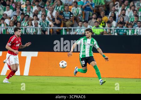 Sevilla, Spanien. September 2025. SEVILLA, SPANIEN - 24. SEPTEMBER: ABde Ezzalzouli von Real Betis im Spiel der UEFA Europa League 2025/26 Phase MD1 zwischen Real Betis Balompie und Nottingham Forest FC in La Cartuja de Sevilla am 24. September 2025 in Sevilla. (Foto von Gabriel Colchero/Photo Players Images/Magara Press) Credit: Magara Press SL/Alamy Live News Stockfoto