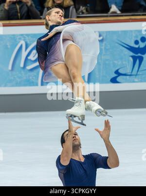 Oberstdorf, Deutschland. September 2025. Eiskunstlauf: Challenger Series - Nebelhorn Trophy, Minerva Fabienne Hase und Nikita Volodin aus Deutschland während ihrer Freilauf in Paaren. Quelle: Peter Kneffel/dpa/Alamy Live News Stockfoto