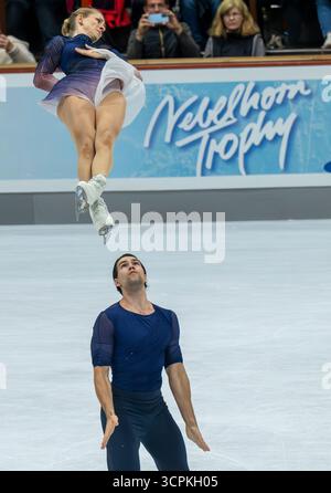 Oberstdorf, Deutschland. September 2025. Eiskunstlauf: Challenger Series - Nebelhorn Trophy, Minerva Fabienne Hase und Nikita Volodin aus Deutschland während ihrer Freilauf in Paaren. Quelle: Peter Kneffel/dpa/Alamy Live News Stockfoto