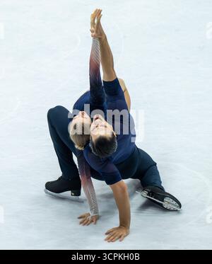 Oberstdorf, Deutschland. September 2025. Eiskunstlauf: Challenger Series - Nebelhorn Trophy, Minerva Fabienne Hase und Nikita Volodin aus Deutschland während ihrer Freilauf in Paaren. Quelle: Peter Kneffel/dpa/Alamy Live News Stockfoto