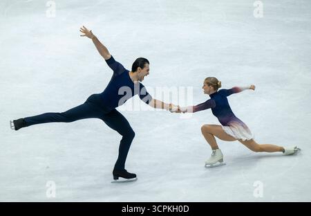 Oberstdorf, Deutschland. September 2025. Eiskunstlauf: Challenger Series - Nebelhorn Trophy, Minerva Fabienne Hase und Nikita Volodin aus Deutschland während ihrer Freilauf in Paaren. Quelle: Peter Kneffel/dpa/Alamy Live News Stockfoto