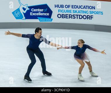 Oberstdorf, Deutschland. September 2025. Eiskunstlauf: Challenger Series - Nebelhorn Trophy, Minerva Fabienne Hase und Nikita Volodin aus Deutschland während ihrer Freilauf in Paaren. Quelle: Peter Kneffel/dpa/Alamy Live News Stockfoto