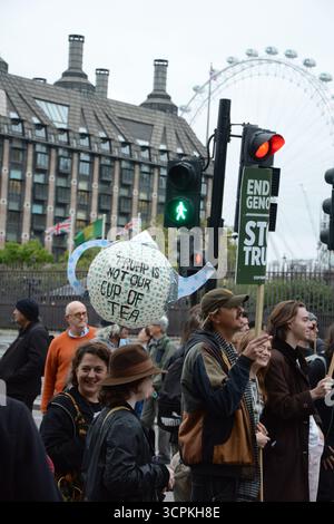 Stoppen Sie die Kundgebung der Trump-Koalition auf dem Parlamentsplatz, Protest gegen den Besuch von Präsident Trump im britischen September 2025 Stockfoto
