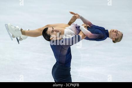 Oberstdorf, Deutschland. September 2025. Eiskunstlauf: Challenger Series - Nebelhorn Trophy, Minerva Fabienne Hase und Nikita Volodin aus Deutschland während ihrer Freilauf in Paaren. Quelle: Peter Kneffel/dpa/Alamy Live News Stockfoto
