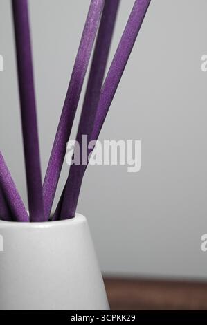 Elegantes lila Parfüm aus nächster Nähe Stockfoto