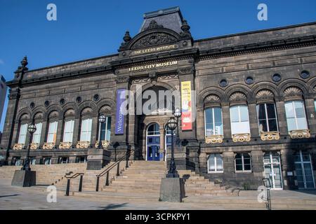 Eintritt zum Leeds City Museum in blauem Himmel Stockfoto
