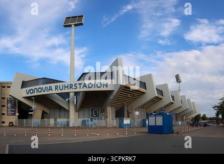 Bochum, Deutschland - 25. September 2025: Vonovia Ruhrstadion, Heimat des VfL Bochum, zeigt moderne Architektur unter blauem Himmel Stockfoto