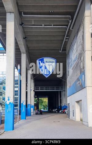 Bochum, Deutschland - 25. September 2025: Das Vereinswappen des VfL Bochum 1848 hängt unter einer Betonkonstruktion des Stadions Stockfoto