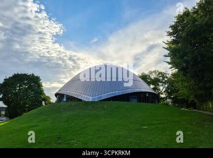 Bochum, Deutschland - 25. September 2025: Zeiss Planetarium Bochum steht auf einem grünen Grasberg unter bewölktem Himmel Stockfoto