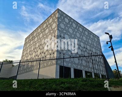 Bochum, Deutschland - 25. September 2025: Moderne Architektur der Neuen Synagoge Bochum mit geometrischen Mustern an der Fassade bei Sonnenuntergang Stockfoto
