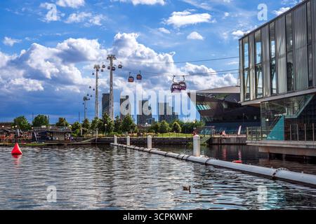 London, England, Großbritannien - 13. Juli 2024: Weite Sicht auf die Seilbahninfrastruktur auf der Themse Rivesride in London in der Nähe der O2 Arena an einem sonnigen Tag Stockfoto