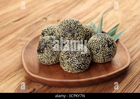 Schwarzer klebriger Reis Onde-onde, chinesische Sesambällchen mit Mung-Bohnen-Paste-Füllung Stockfoto
