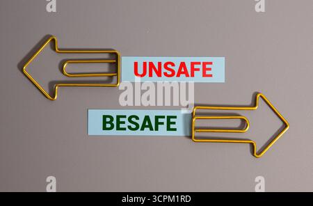 Die Hand dreht Würfel und ändert das Wort unsicher in sicher. Stockfoto