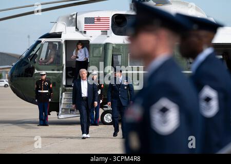Präsident Donald Trump verlässt die Marine One am Freitag, den 26. September 2025, in der Joint Base Andrews, Maryland, und steigt an Bord der Air Force One auf der Route Farmingdale, New York, um am Ryder Cup teilzunehmen. (Offizielles Foto des Weißen Hauses von Joyce N. Boghosian) Stockfoto