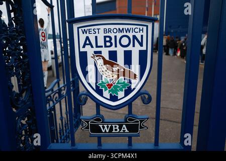 West Bromwich, Großbritannien. September 2025. Ein West Bromwich Albion Logo/Abzeichen auf den Toren vor dem Hawthorns Stadion vor dem West Bromwich Albion vs Leicester City Sky Bet Championship Match in den Hawthorns, West Bromwich. Der Bildnachweis sollte lauten: James Baylis/Sportimage Credit: Sportimage Ltd/Alamy Live News Stockfoto