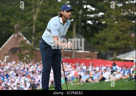 Farmingdale, USA. September 2025. Der Engländer Tommy Fleetwood vom Team Europe reagiert, nachdem er am 26. September 2025 am ersten Wettkampftag des Ryder Cup 2025 auf dem Bethpage Black Course, Farmingdale, NY, einen Put auf das 14. Loch versenkt hat. (Foto: Anthony Behar/SipaUSA) Credit: SIPA USA/Alamy Live News Stockfoto