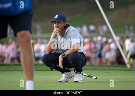 Farmingdale, USA. September 2025. Der englische Tommy Fleetwood vom Team Europe bereitet sich auf den 16. Platz am ersten Wettkampftag während des Ryder Cup 2025 auf dem Bethpage Black Course, Farmingdale, NY, am 26. September 2025 vor. (Foto: Anthony Behar/SipaUSA) Credit: SIPA USA/Alamy Live News Stockfoto