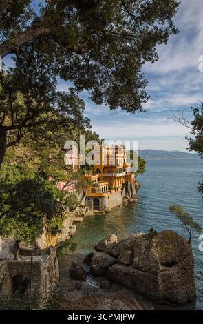 Die Cannone Bay (Baia Cannone) an der norditalienischen Küste bietet eine lebhafte mediterrane Architektur, die entlang der Küste eingebettet ist. Stockfoto