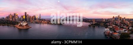 Panorama von Sonnenaufgang aus der Luft über Sydney City CBD Hafen Uferpromenade - näher rosa. Stockfoto
