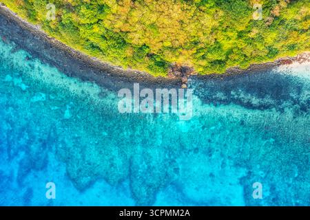 Korallenriffe rund um die felsige Fidschi-Insel Tokoriki mit Panoramablick auf das Meer von oben nach unten. Stockfoto