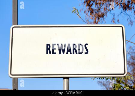 Geschäfts- und Risiko- oder Vergütungskonzept. Kopierbereich. BELOHNUNGEN stehen auf einem einsamen Straßenschild Stockfoto