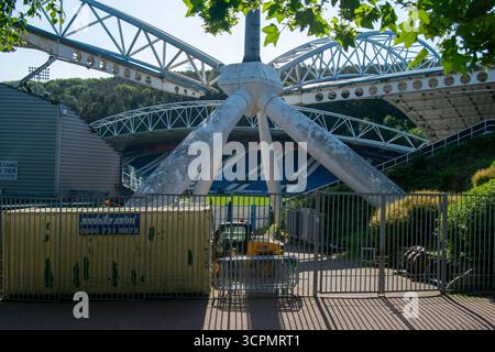 Blick in das Kirklees-Stadion, Huddersfield, mit der unverwechselbaren Dachkonstruktion und den blauen Sitzen, mit sichtbarer Bauausrüstung. Stockfoto