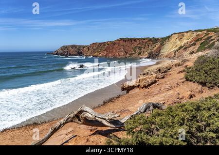 Praia do Amado Strand in der Nähe von Carrapateira, beliebt bei Surfern, Wellenreitern, felsiger Küste, steiler Küste im Südwesten der Algarve, Portugal Stockfoto