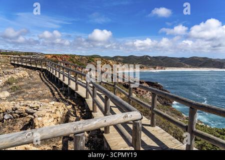 Aussichtspunkt am Praia do Portinho do Forno, Blick auf den Strand Praia do Amado in der Nähe von Carrapateira, beliebt bei Surfern, Wellenreitern, felsiger Küste, Klippen in der Stockfoto
